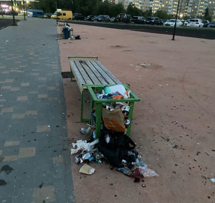 ​Жители дома на улице Ивана Захарова в Сургуте жалуются на мусор и битое стекло