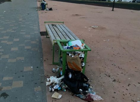 ​Жители дома на улице Ивана Захарова в Сургуте жалуются на мусор и битое стекло