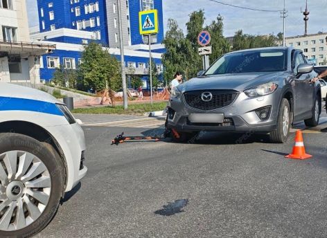 ​У СОКБ в Сургуте сбили самокатчика // ФОТОФАКТ