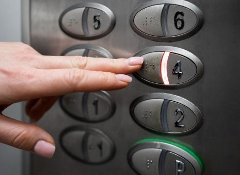 Жительница Белого Яра с ребенком провели 12 часов в сломанном лифте поликлиники. Дело на контроле Генпрокуратуры