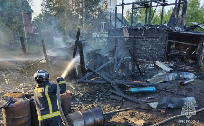 ​Пожарные предотвратили взрыв в горящем доме в Сургуте