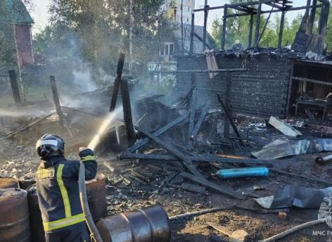 ​Пожарные предотвратили взрыв в горящем доме в Сургуте