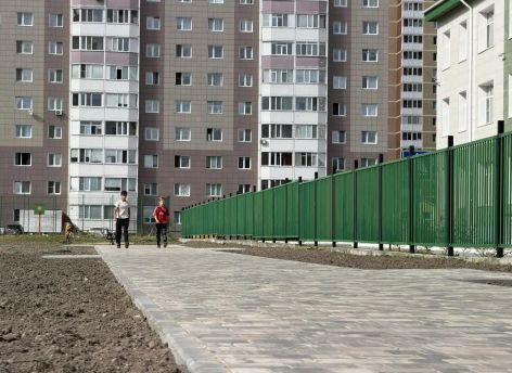 Власти Сургута завершают благоустройство дорожек к школе №9 и детсаду «Сибирячок»