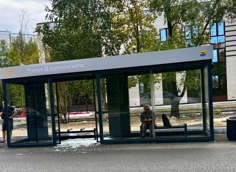 В Сургуте неизвестные вандалы разгрохали стекло на новой теплой остановке в центре города