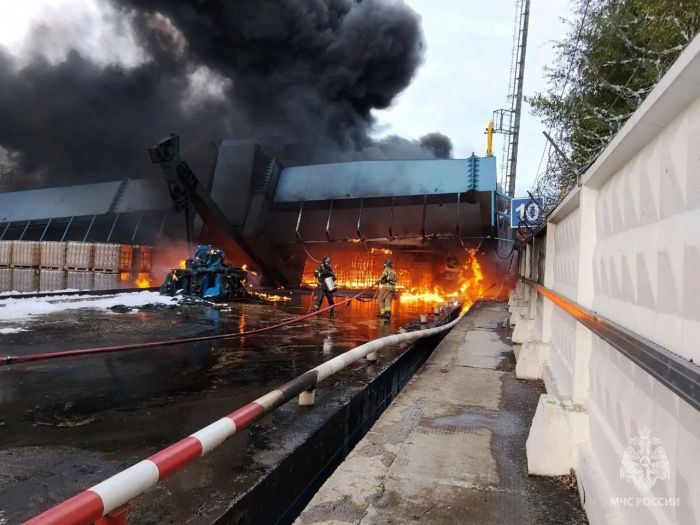 В Пыть-Яхе произошел крупный пожар на промышленном складе нефтяников