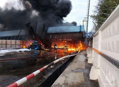 В Пыть-Яхе произошел крупный пожар на промышленном складе нефтяников