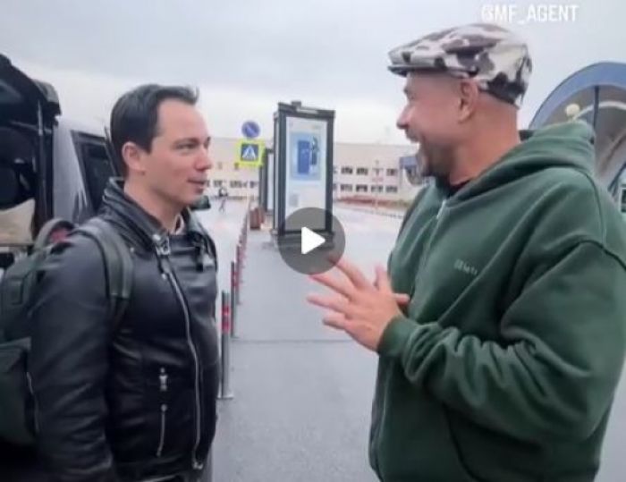 На парковке сургутского аэропорта случайно встретились два известных артиста