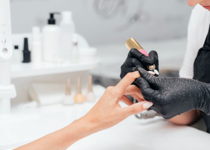 Роспотребнадзор рассказал югорчанкам, как не подхватить гепатит или ВИЧ в салоне красоты